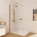 Panel fijo de ducha dorado.