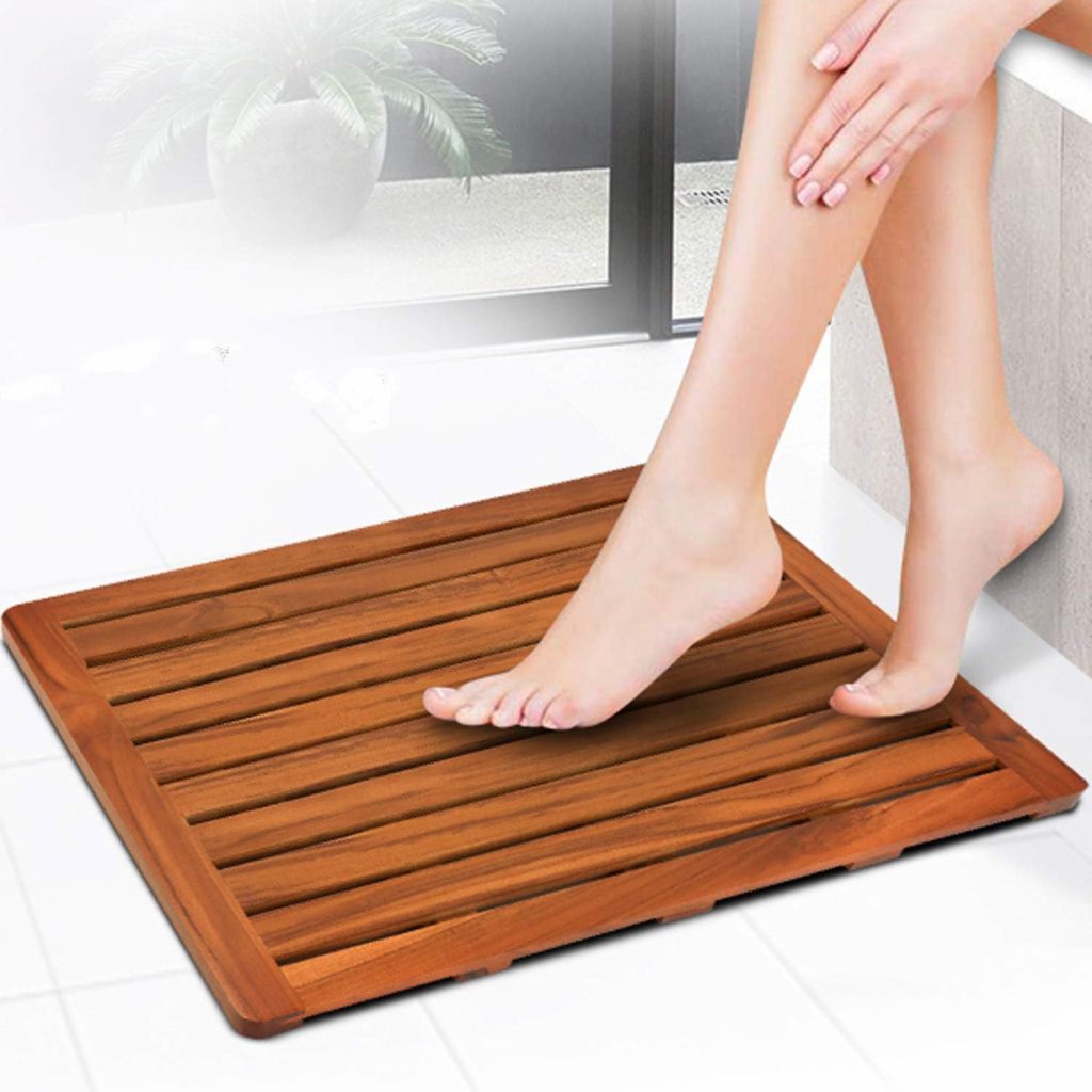 71QfSrzdZlL._AC_SL1500_ Pies pisando una plataforma de madera en el baño.