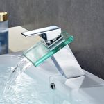 Grifo de cristal de cascada para el lavabo.