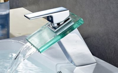Grifo de cristal de cascada para el lavabo.