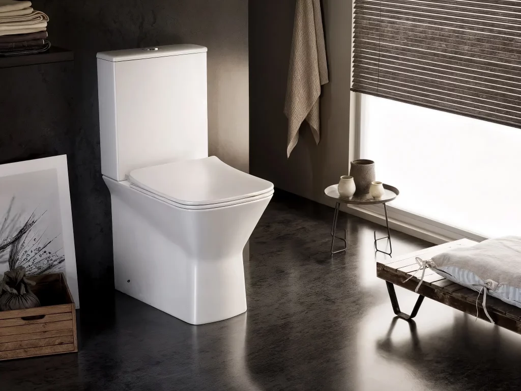 Inodoros-y-WCs Cuarto de baño con un moderno inodoro compacto blanco.