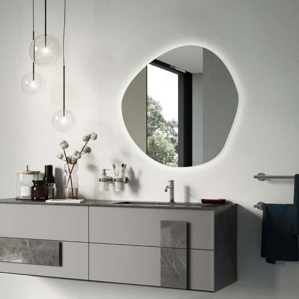 Ambiente espejo LED Forma Orgánica 87 x 86 cm Luz Cálida forma asimétrica en baño moderno.