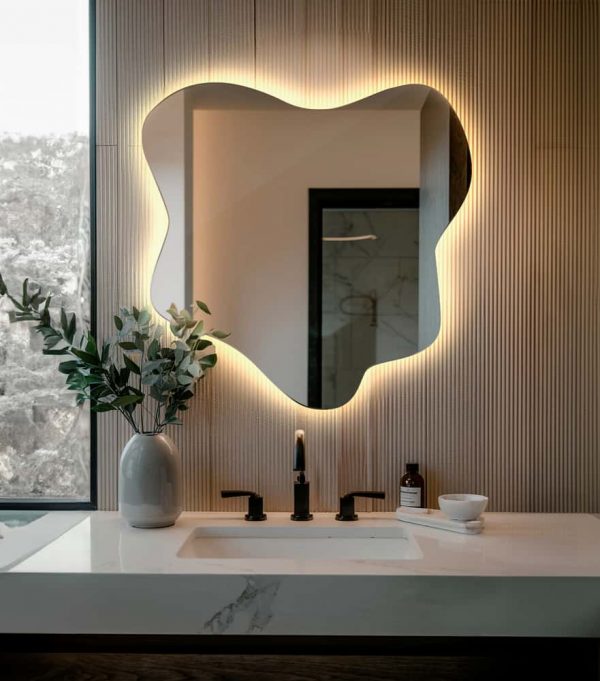Espejo LED Orgánico 77,3 x 76,6 cm de luz Cálida y asimétrico en posición invertida.