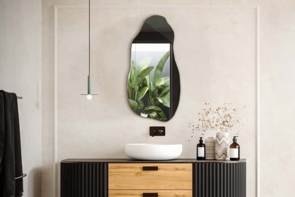 Baño moderno con espejo de diseño decorativo de 50 x 100 cm.