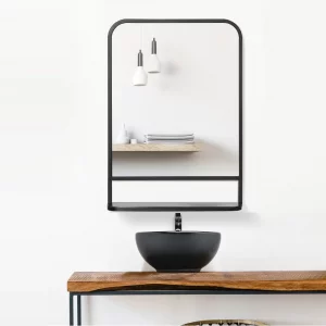 Espejo rectangular moderno de 70 x 50 cm con estante negro.