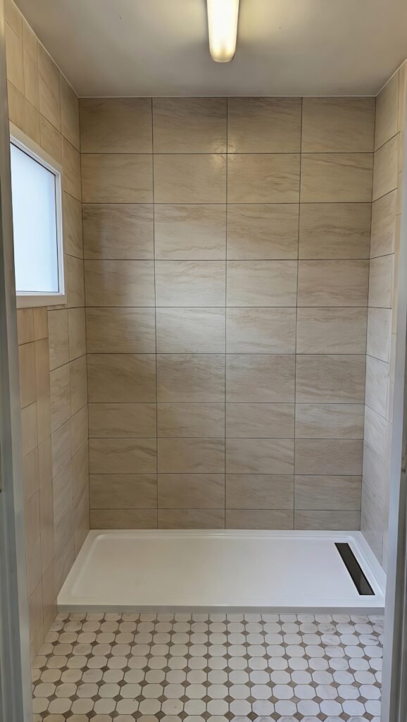 Cambio de bañera por ducha, plato blanco.